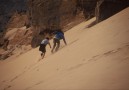 Sanddynerna lägger sig mot bergsidorna