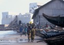 Fiskebåtar ligger granne med de gamla slavforten, Cape Coast