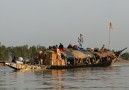 En pinasse lastad med torkad fisk och passagerare