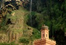 I Zaouiat d'Ifrane forsar vattnet nerför bergen bakom
