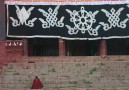 En lärling ber vid Ker Monastery i Litang