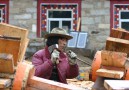 En snickare vid Bengbo Monastery mellan Daocheng och Litang