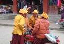 Tibetanska munkar i Litang