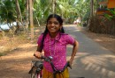 Skolflicka på cykel i Kerala
