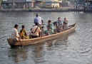 Cyklarna fraktas med båt över backwaters