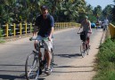 Du cyklar i mestadels platt landskap