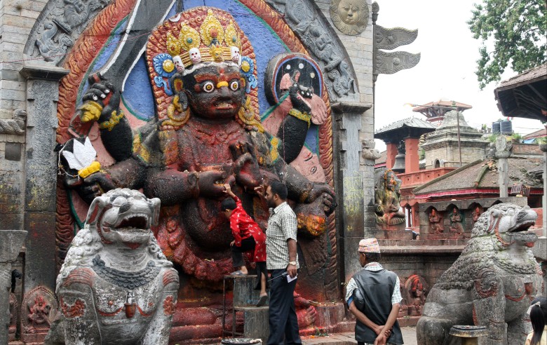 Kathmandu. Här offrar man till demonen Bhairawa