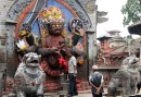 Kathmandu. Här offrar man till demonen Bhairawa