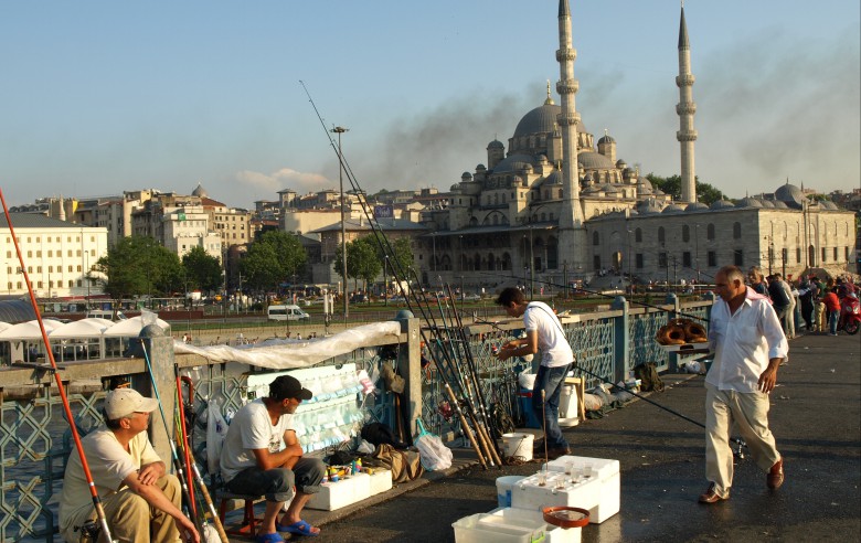 Fiske på Galatabron i Istanbul