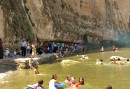 Lokalbefolkningen svalkar sig i floden Tigris gröna vatten nedanför Hasankeyf