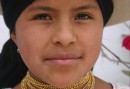 Ung quechua i traditionell klädsel