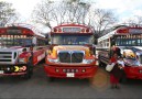 Färggranna bussar i Guatemala