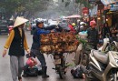 På väg till marknaden med sina höns i Hanoi