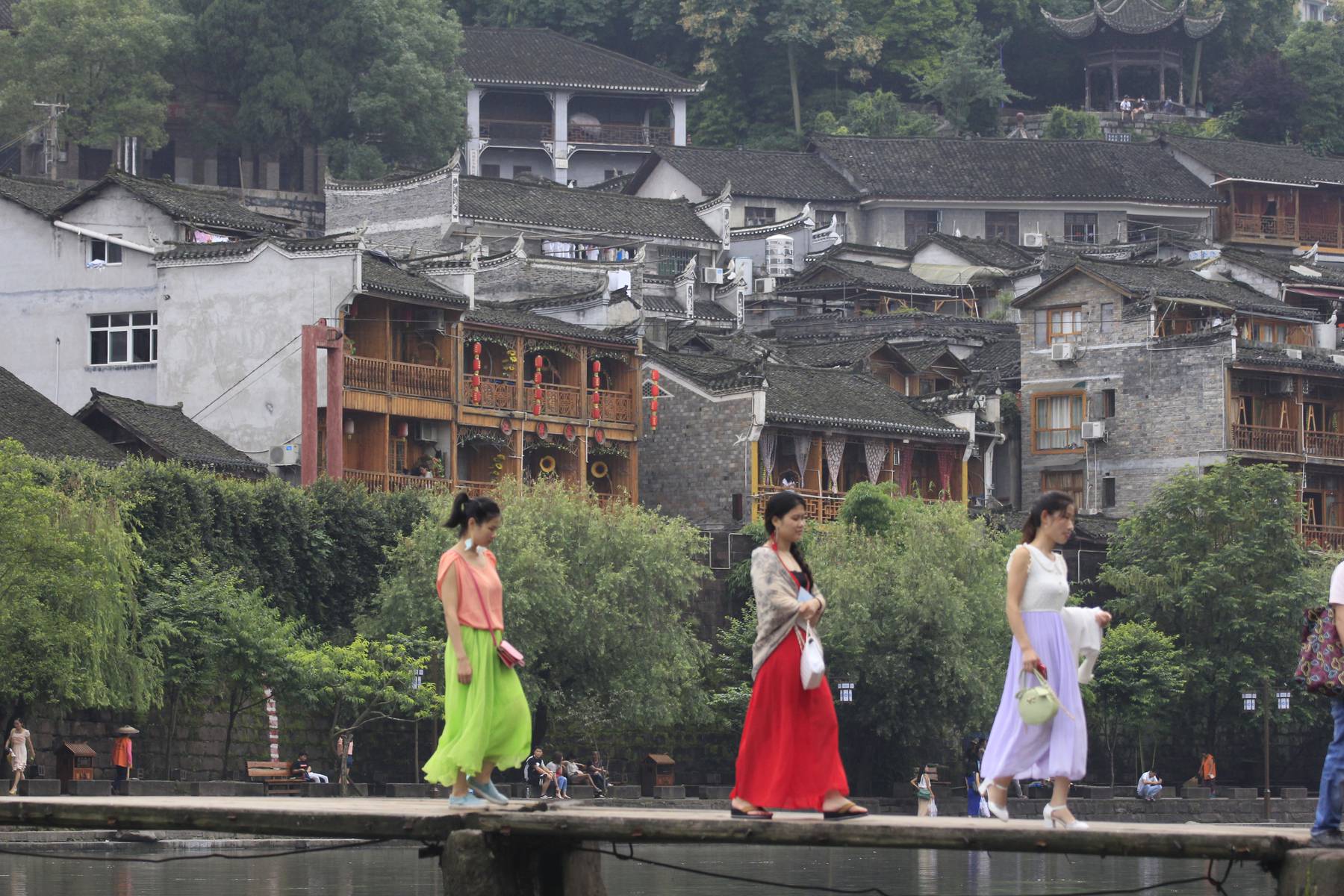 Uppklädda damer i Fenghuang