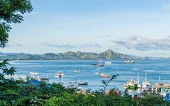 Morgonljus över hamnen i Labuan Bajo