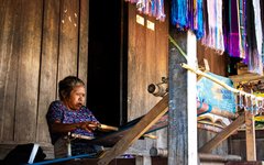 Traditionell textilhantverkare på Flores