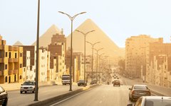 Kairos utkanter med de stora pyramiderna vid Giza i bakgrunden