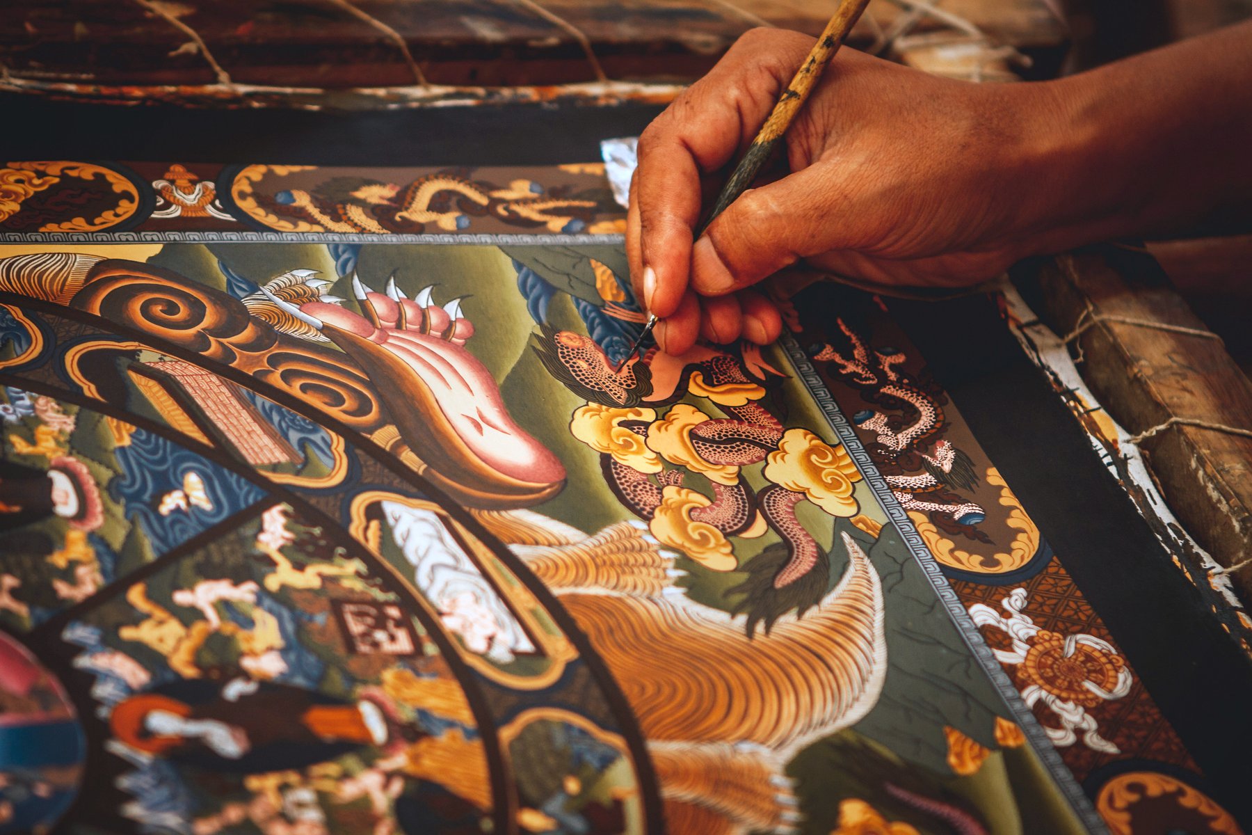 Tibetaner som målar thankamålningar kan du se utanför Pokhara samt vid Lumbini