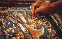 Tibetaner som målar thankamålningar kan du se utanför Pokhara samt vid Lumbini