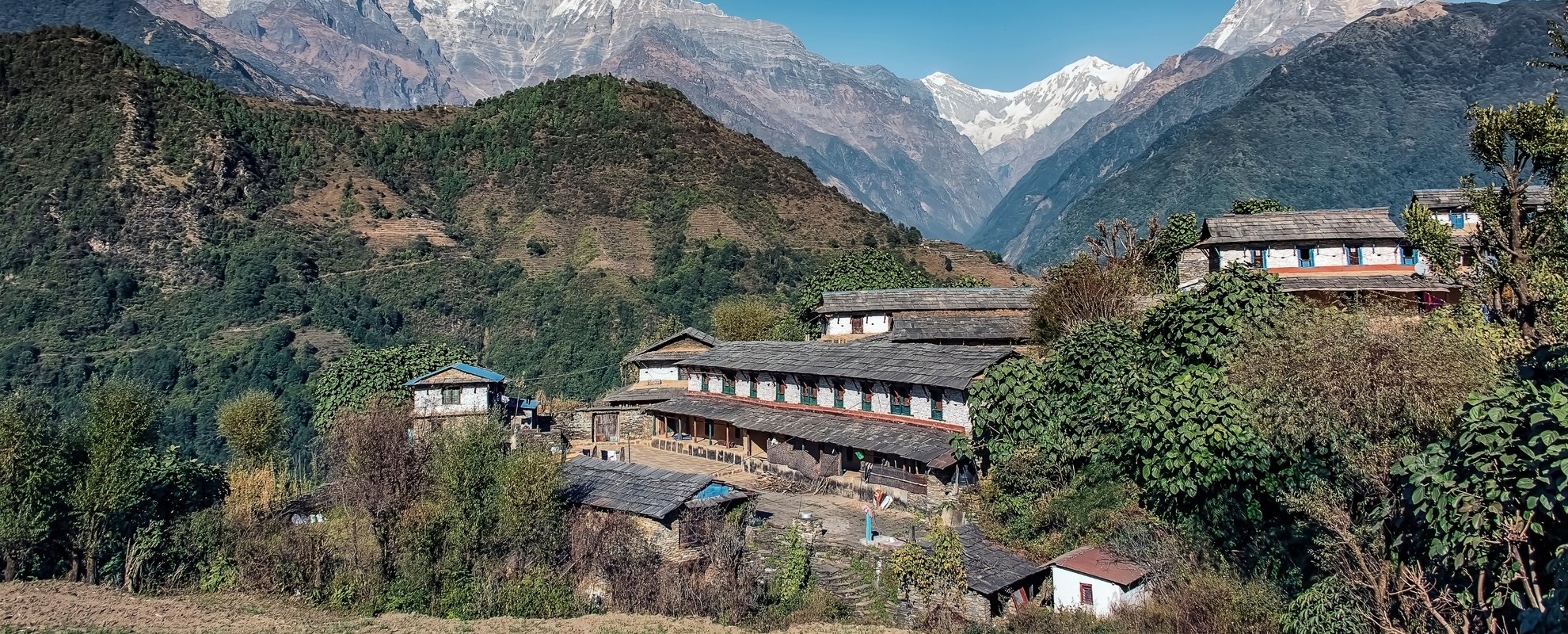 Bergsbyn Ghandruk med Anapurnamssivet i bakgrunden