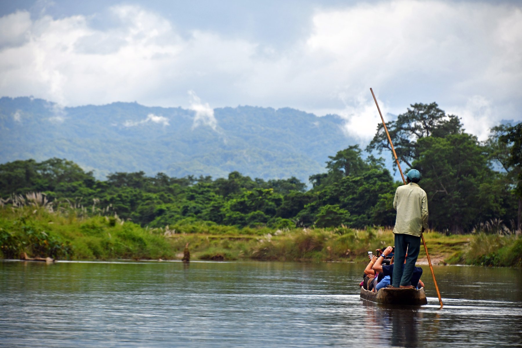 En av dagarna i Chitwan följer du med på en kanotfärd
