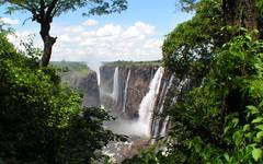 Majestätiska Victoriafallen på gränsen mellan Zimbabwe och Zambia