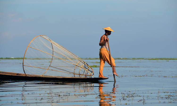 Fiskare på Inle lake med sitt speciella sätt att ro