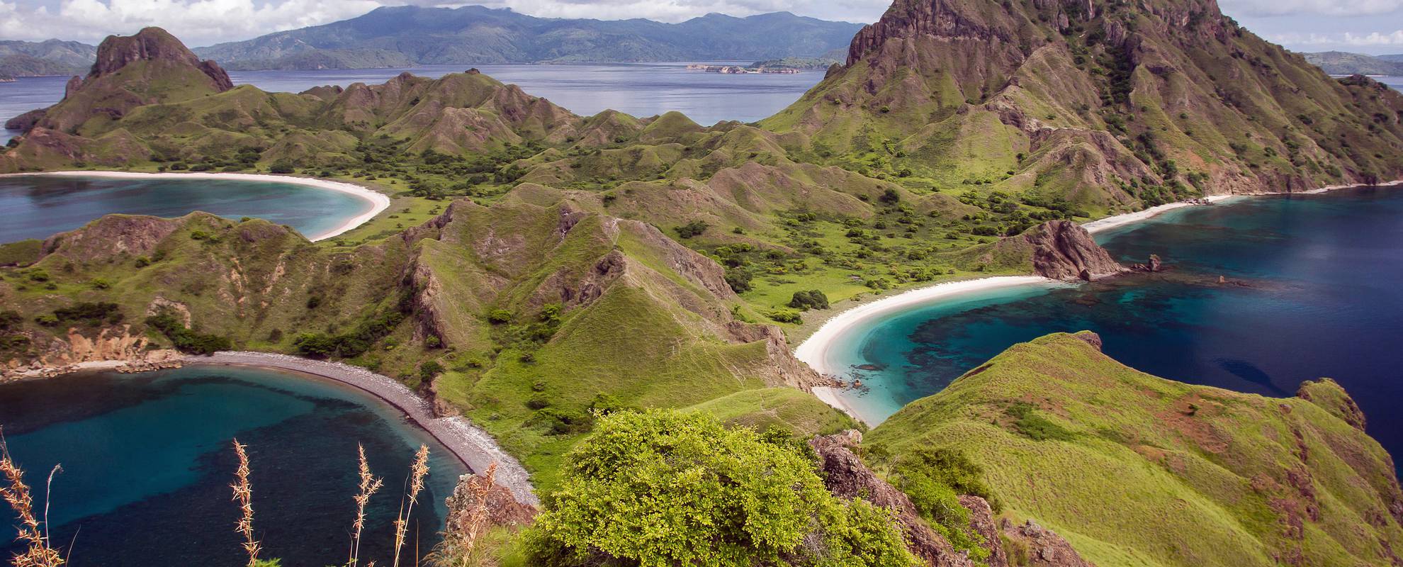 Ön Rinca med Komodo i bakgrunden