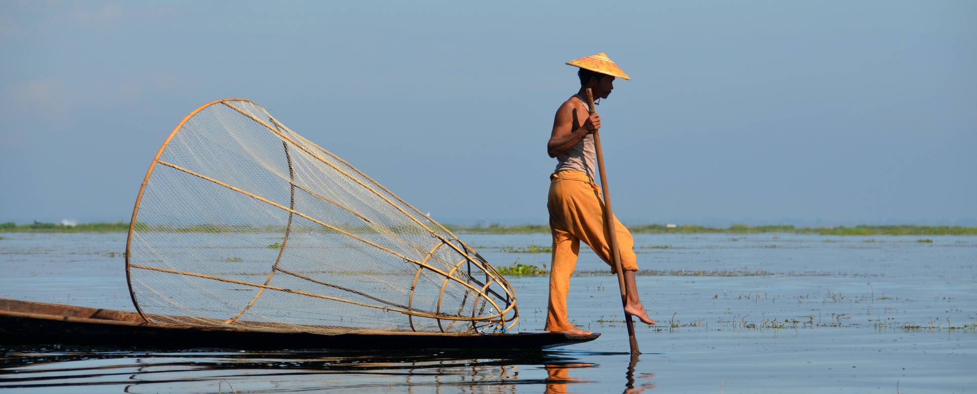 Fiskare på Inle lake med sitt speciella sätt att ro