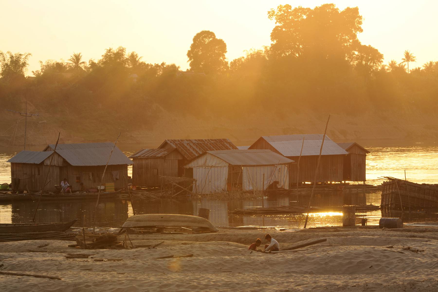 Flytande fiskeby i Si Phan Don i Laos