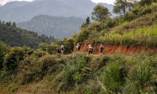 Under resan vandrar du mellan byar med olika minoritetsfolk
