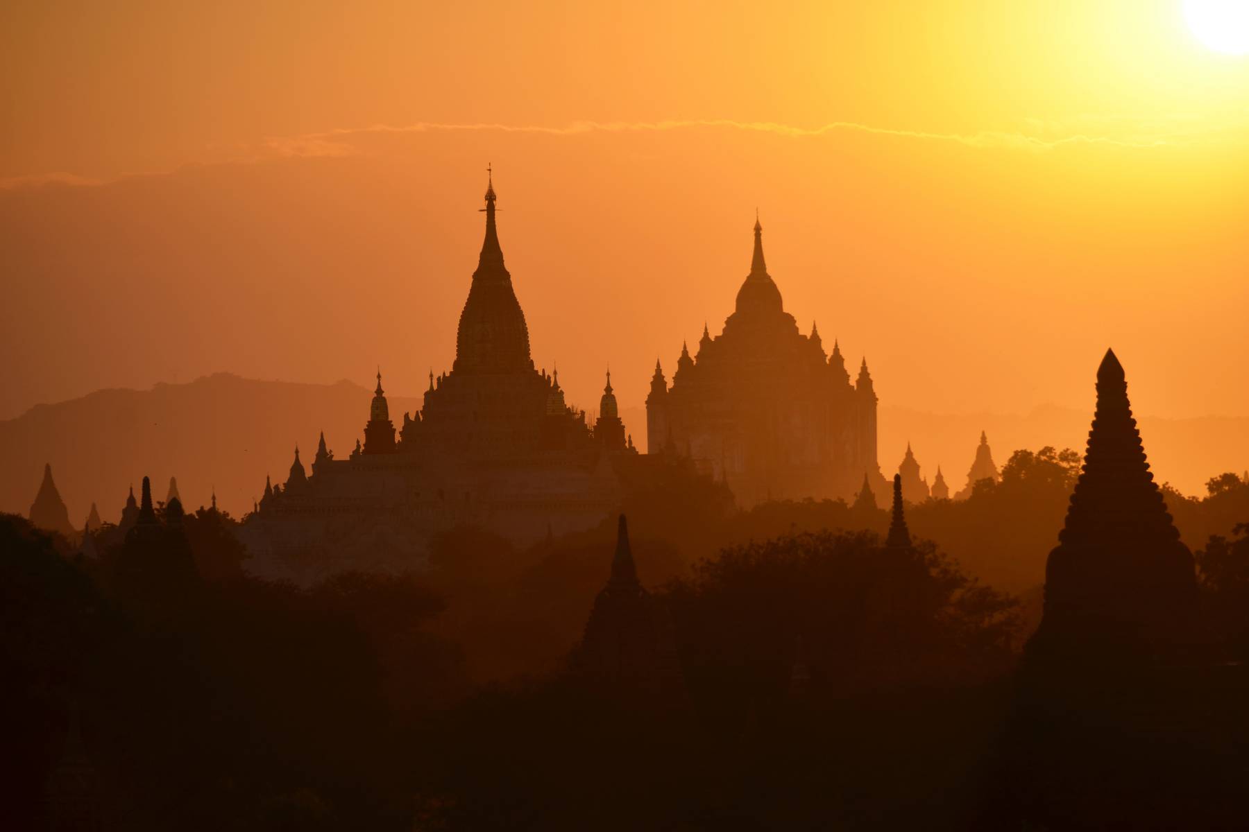 Bagans pagoder i gudomligt ljus.
