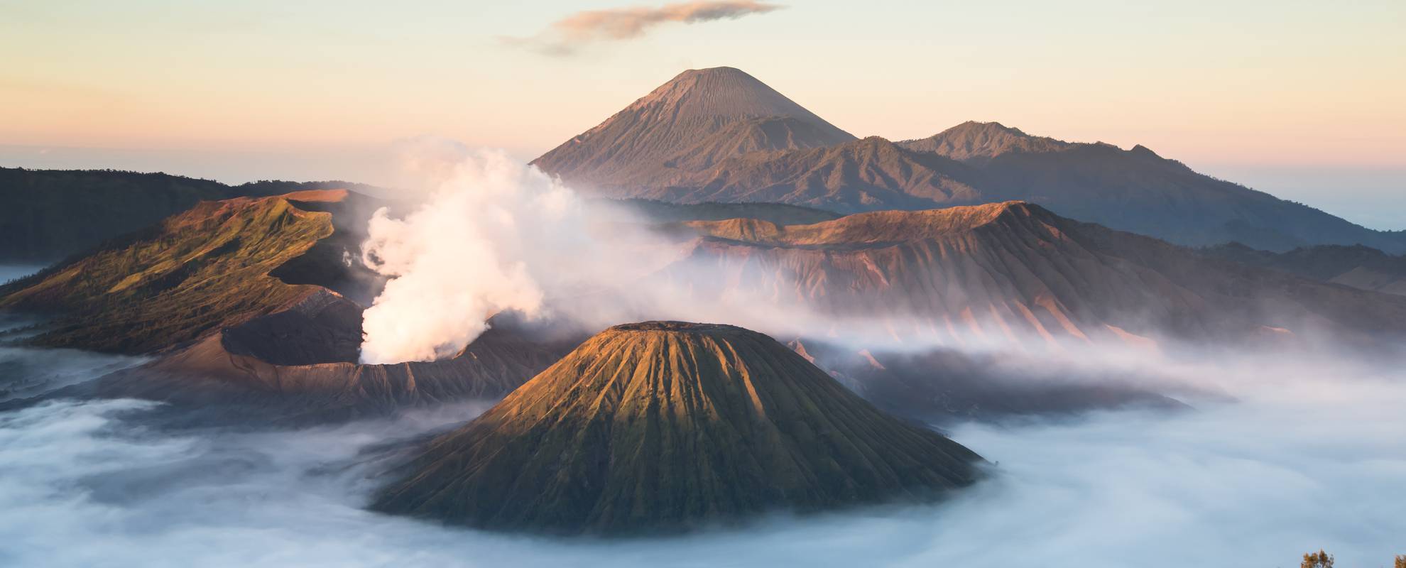 Besök och vandring vid vulkaner är en av resans höjdpunkter