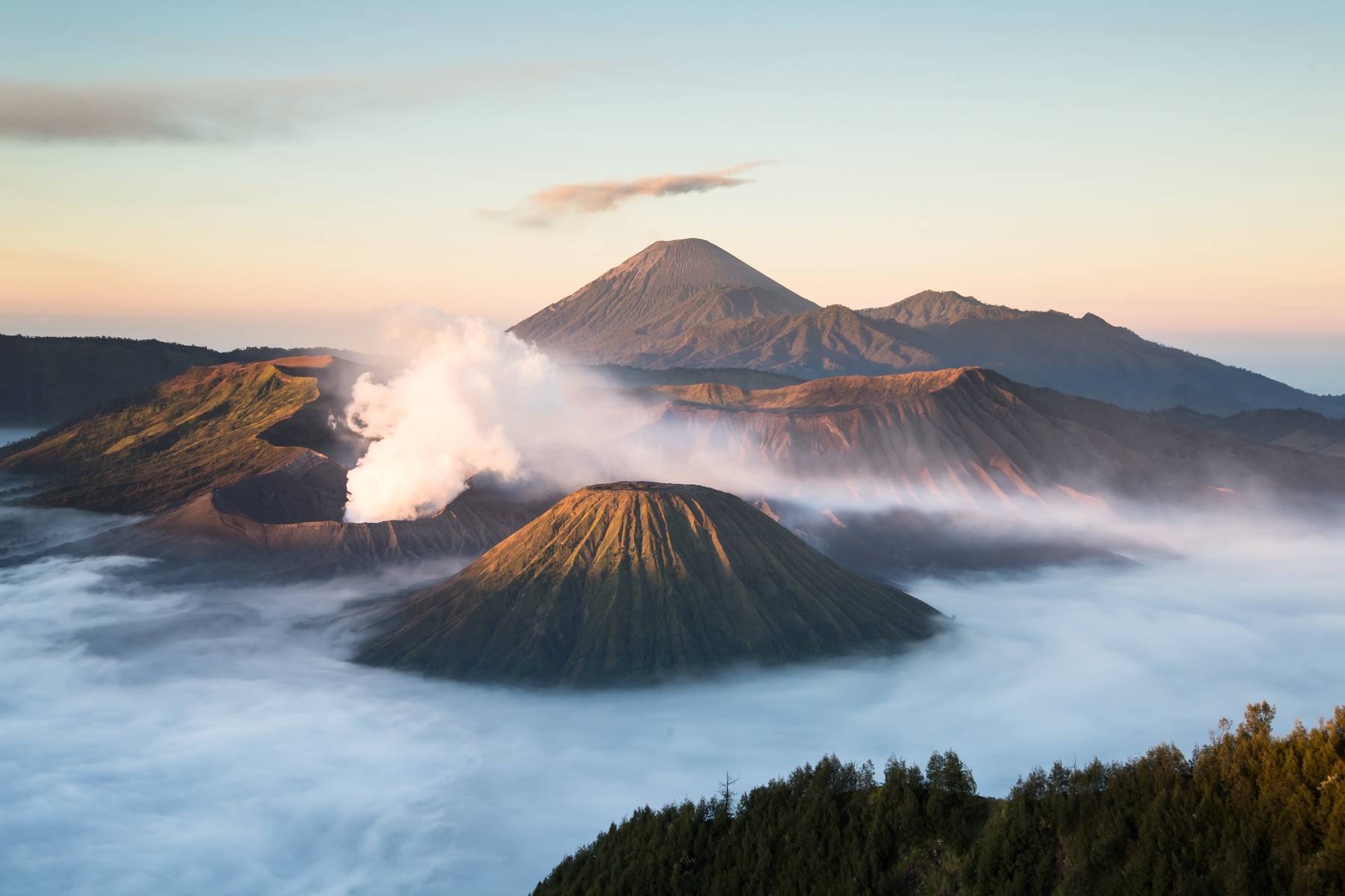 Besök och vandring vid vulkaner är en av resans höjdpunkter