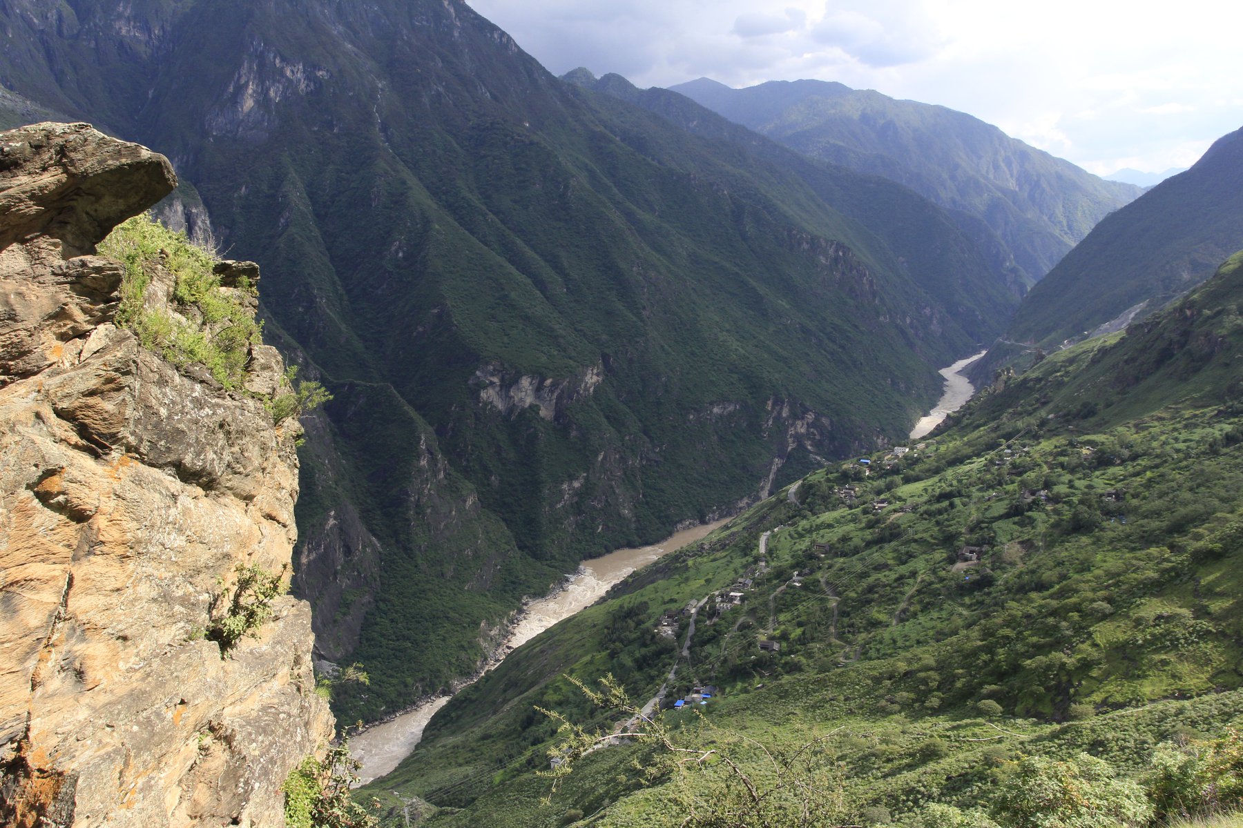 Mäktig vandring vid Tiger Leaping Gorge