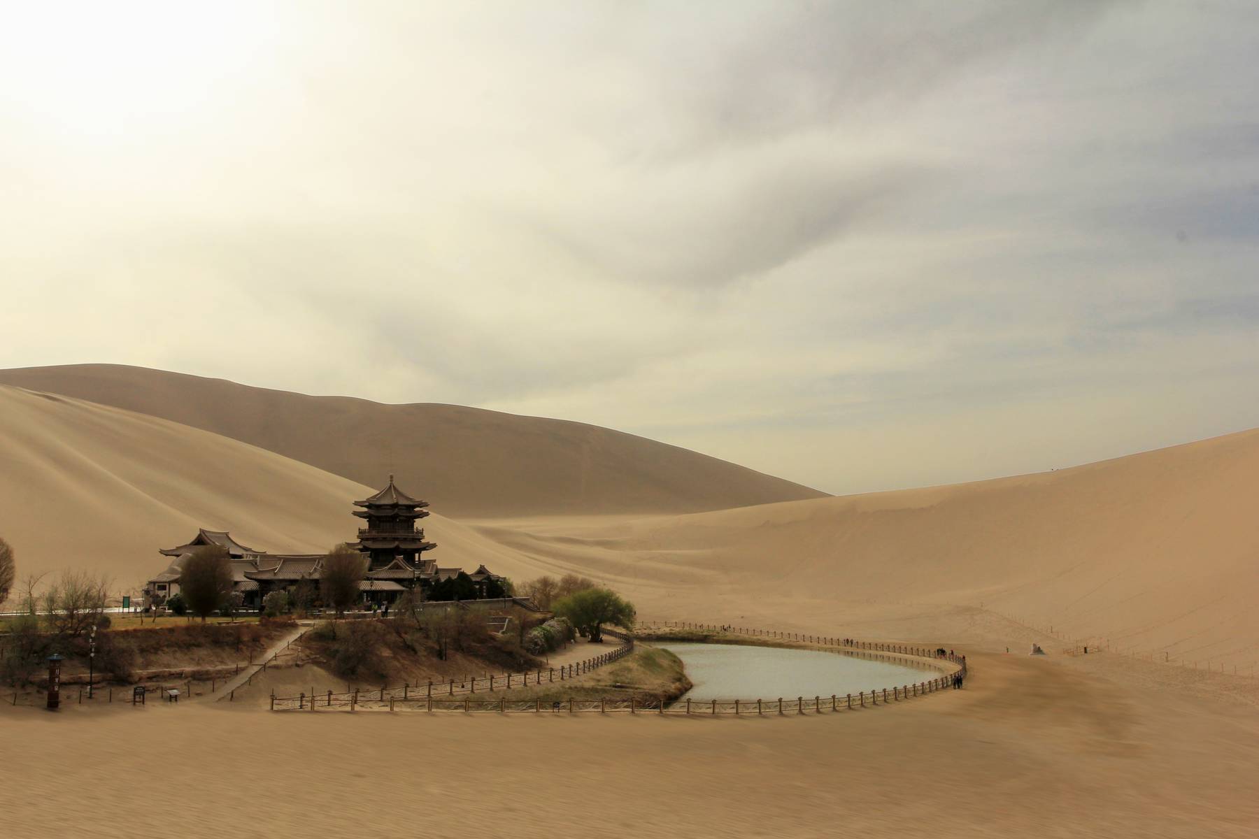 Månpaviljongen i öknen utanför Dunhuang