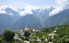 Magiska Kalpa med utsikt över Kinner Kailash