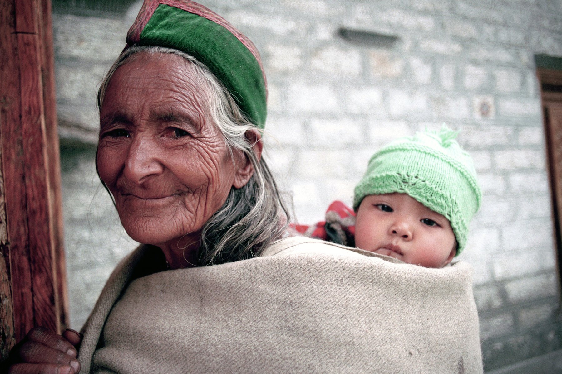 Kvinna med barnbarn i Sangla