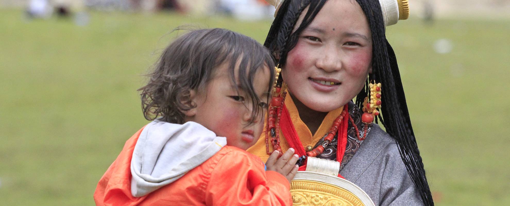 Uppklädda besökare på Litangs hästfestival