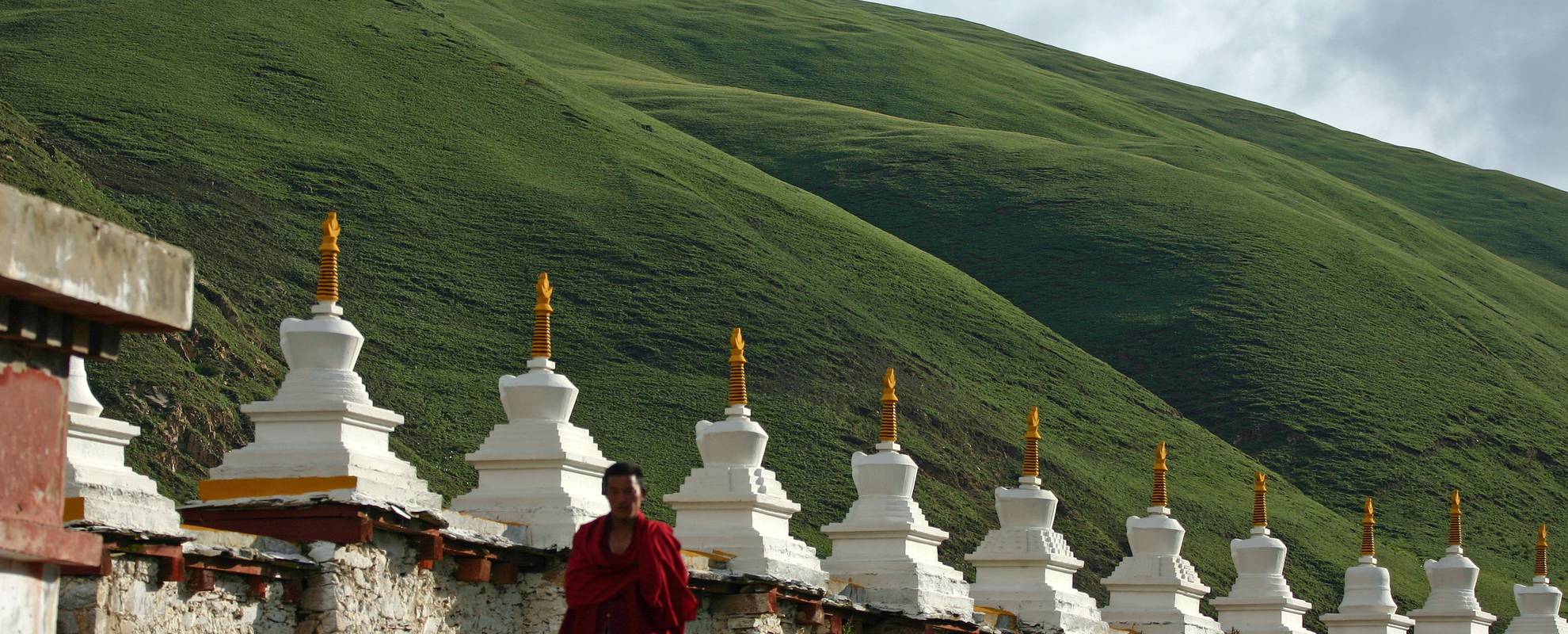 En ung munk på väg hem till sitt kloster