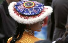Uppklädda tibetaner i Kanding