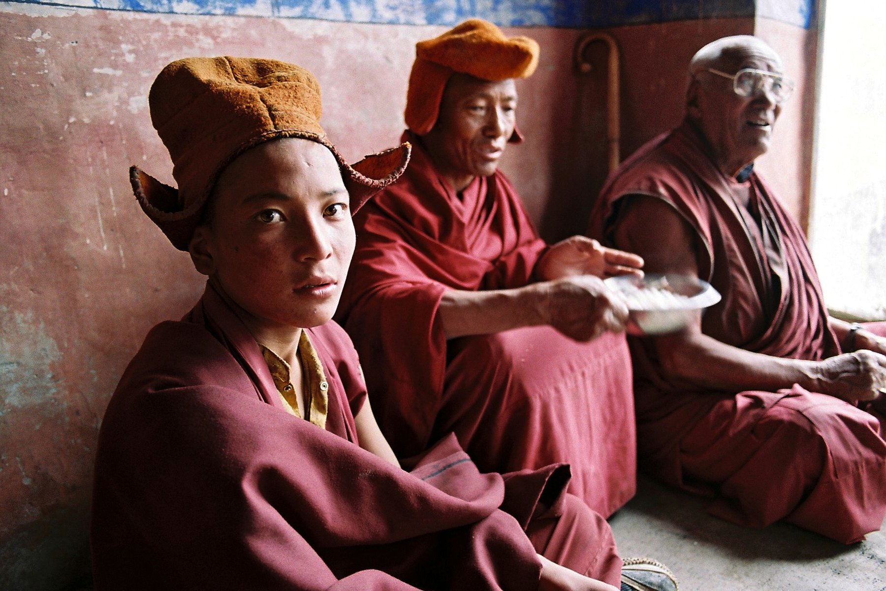 Man möter både munkar och nunnor under resan