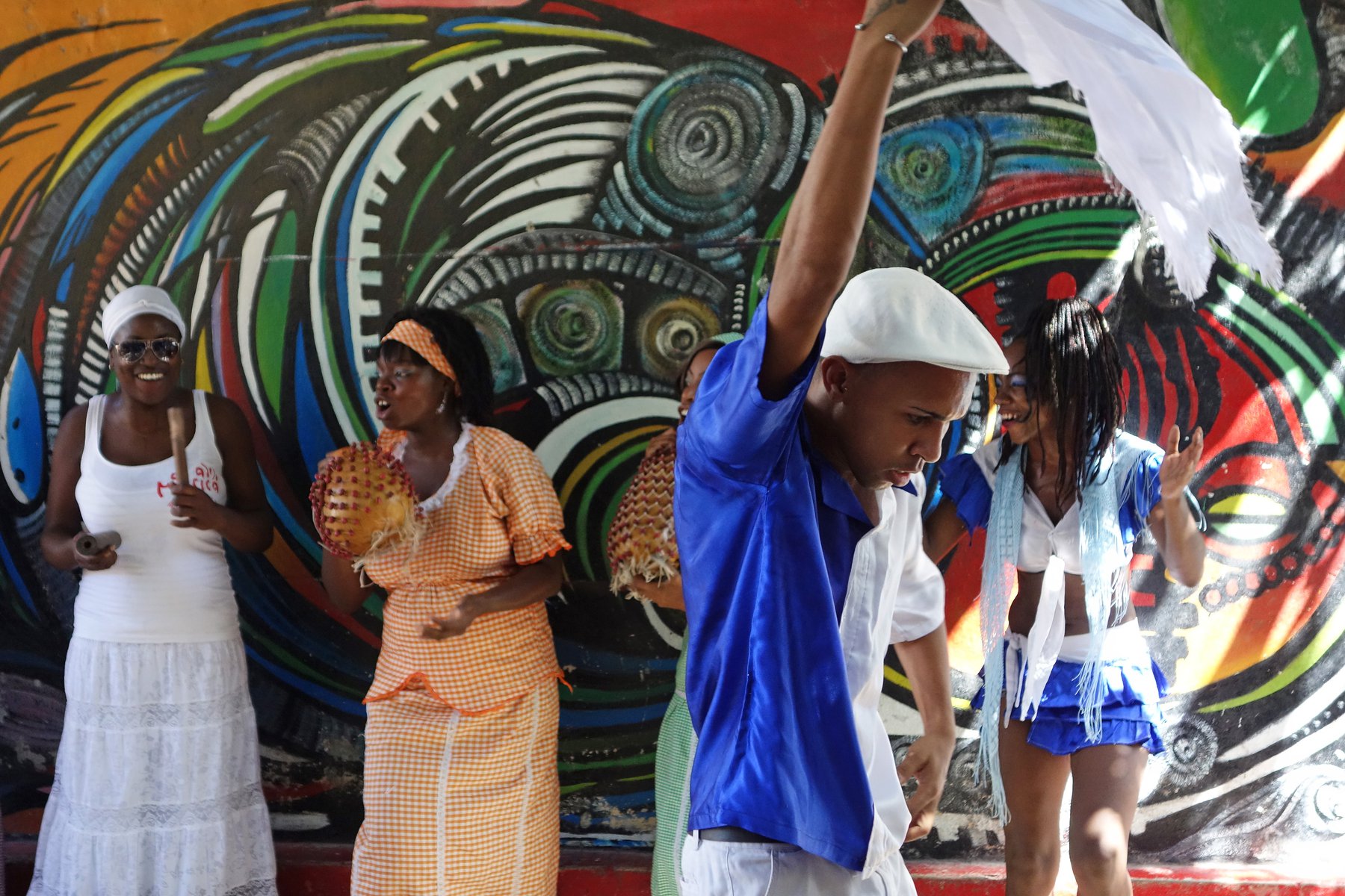 Du besöker kulturprojektet Callejón de Hamel i Havanna