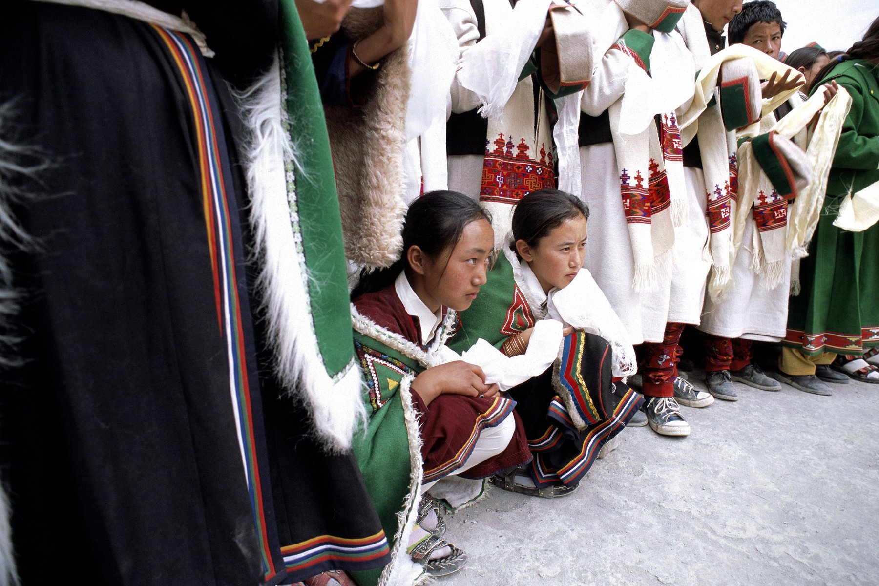 Lokala ungdomar väntar på Dalai Lama i Kaza