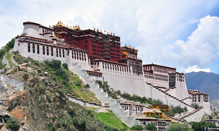 Det magiska Potalapalatset besöker du i Lhasa
