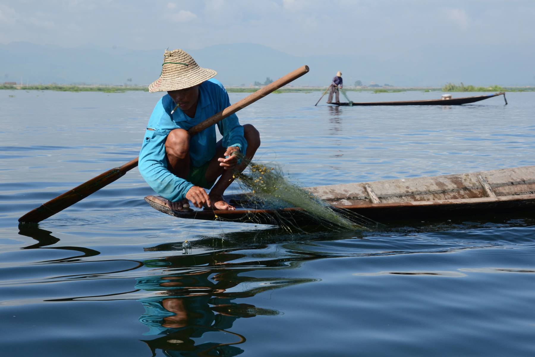 Ett grannlaga arbete att vittja näten på Inle Lake