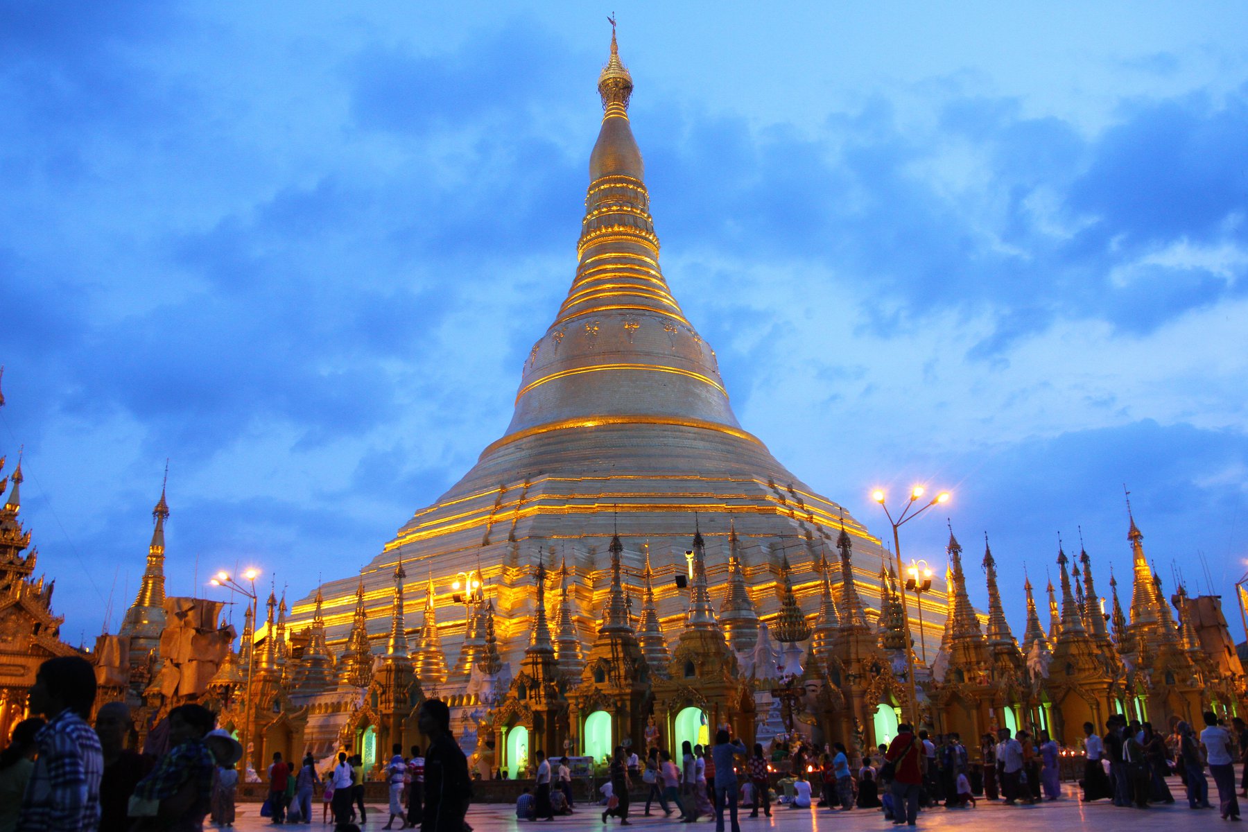 Shwedagon Pagoda. I skymningen kommer 1000-tals troende