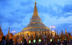 Shwedagon Pagoda. I skymningen kommer 1000-tals troende