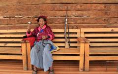 Äldre kvinna från mosofolket i en by vid Lugusjön