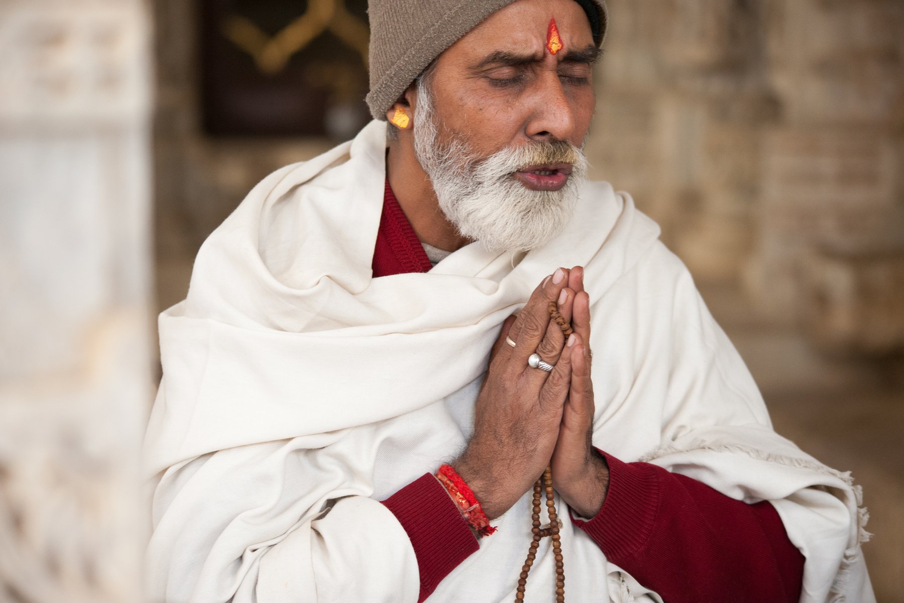 Bön i jaintempel i Palitana